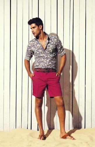 Модный лук: серая рубашка с длинным рукавом с цветочным принтом, ярко-розовые шорты, коричневые кожаные сандалии, коричневый кожаный ремень