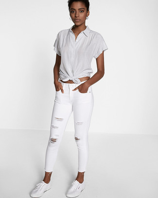 С чем носить рваные джинсы в 20 лет женщине: Сочетание серой рубашки с коротким рукавом и рваных джинсов — замечательный вариант для создания наряда в стиле smart casual. Очень выгодно здесь будут смотреться белые низкие кеды.