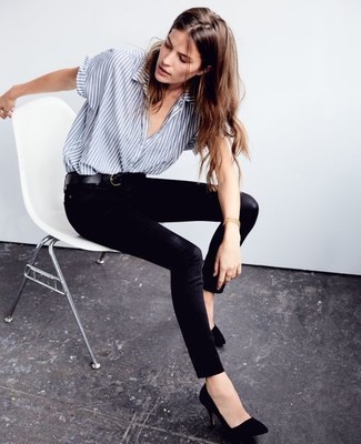 Модный лук: серая рубашка с коротким рукавом в вертикальную полоску, черные джинсы скинни, черные замшевые туфли