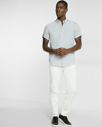 Модный лук: серая рубашка с коротким рукавом в горошек, белые джинсы, черные кожаные низкие кеды