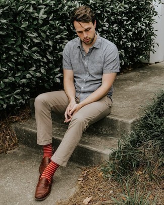 С чем носить красно-белые носки в 30 лет мужчине: Если ты делаешь ставку на удобство и практичность, серая рубашка с коротким рукавом в вертикальную полоску и красно-белые носки — великолепный вариант для стильного повседневного мужского ансамбля. Любители экспериментов могут завершить лук темно-коричневыми кожаными лоферами, тем самым добавив в него толику изысканности.