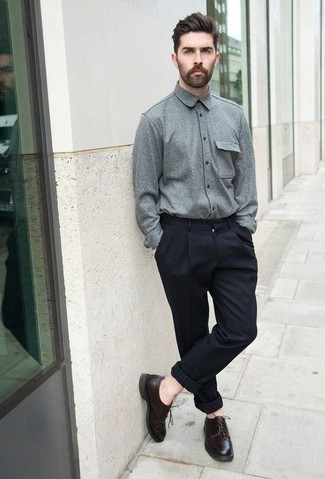 Модный лук: серая фланелевая рубашка с длинным рукавом, темно-синие брюки чинос, темно-коричневые кожаные туфли дерби