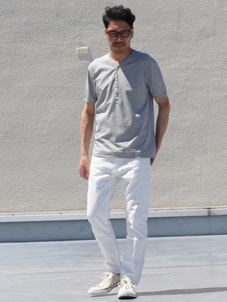 Какие футболки на пуговицах носить с белыми джинсами в 30 лет мужчине лето: Поклонникам стиля кэжуал будет по душе дуэт футболки на пуговицах и белых джинсов. В паре с этим луком прекрасно будут смотреться бежевые низкие кеды из плотной ткани. Справляться с невыносимым летним зноем в таком образе будет несомненно легче.