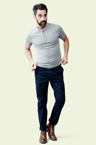 Модный лук: серая футболка на пуговицах, темно-синие брюки чинос, коричневые кожаные ботинки броги