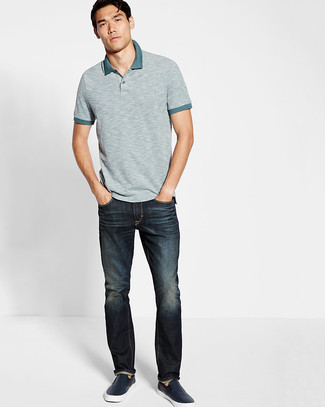 Модный лук: серая футболка-поло, темно-синие джинсы, темно-синие кожаные слипоны