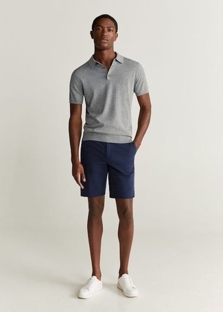 Модный лук: серая футболка-поло, темно-синие шорты, белые кожаные низкие кеды