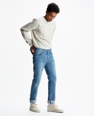 Какие джинсы носить с серой футболкой с длинным рукавом в 20 лет мужчине лето в стиле кэжуал: Стильное сочетание серой футболки с длинным рукавом и джинсов подойдет для тех случаев, когда удобство превыше всего. Вкупе с этим луком идеально будут смотреться бежевые низкие кеды из плотной ткани. Подобный лук может стать твоим спасением, если за окном изнуряющая жара.