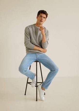Какие джинсы носить с серой футболкой с длинным рукавом мужчине: Серая футболка с длинным рукавом и джинсы — необходимые вещи в гардеробе парней с чувством стиля. В этот образ не составит труда интегрировать пару белых низких кед из плотной ткани.