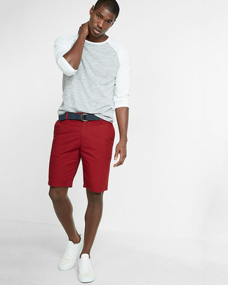 С чем носить темно-красные шорты мужчине в стиле кэжуал: Серая футболка с длинным рукавом и темно-красные шорты — неотъемлемые вещи в арсенале модного современного мужчины. Великолепно здесь будут смотреться белые кожаные низкие кеды.
