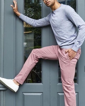 С чем носить серую футболку с длинным рукавом мужчине в стиле кэжуал: Серая футболка с длинным рукавом идеально сочетается с розовыми брюками чинос. В сочетании с этим луком наиболее уместно смотрятся белые низкие кеды из плотной ткани.