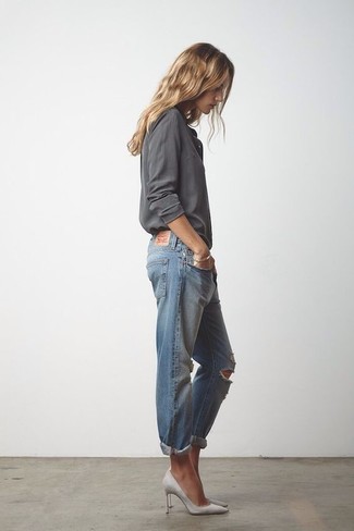 С чем носить темно-синие джинсы женщине в теплую погоду в стиле кэжуал: Такое простое и комфортное сочетание вещей, как серая футболка с длинным рукавом и темно-синие джинсы, придется по душе девчонкам, которые любят проводить дни активно. Вкупе с этим луком органично будут выглядеть серые замшевые туфли.