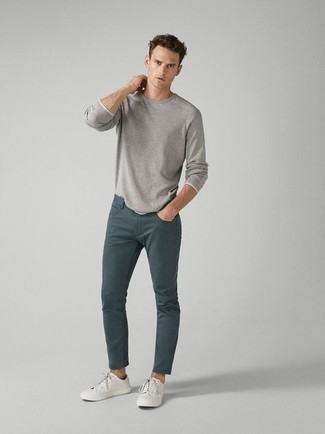 С чем носить оливковые джинсы в 30 лет мужчине: Если превыше всего ты ценишь удобство и функциональность, обрати внимание на ансамбль из серой футболки с длинным рукавом и оливковых джинсов. Пара белых низких кед из плотной ткани поможет сделать образ более цельным.