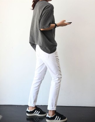 Какие низкие кеды носить с белыми джинсами женщине лето в стиле кэжуал: Серая футболка с круглым вырезом и белые джинсы будут отлично смотреться в модном гардеробе самых требовательных красавиц. Низкие кеды становятся превосходным завершением твоего лука. Уверены, это классный выбор для жаркой погоды.