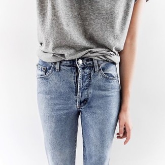 С чем носить серую футболку с круглым вырезом женщине: Согласись, образ из серой футболки с круглым вырезом и голубых джинсов смотрится выше всяких похвал?