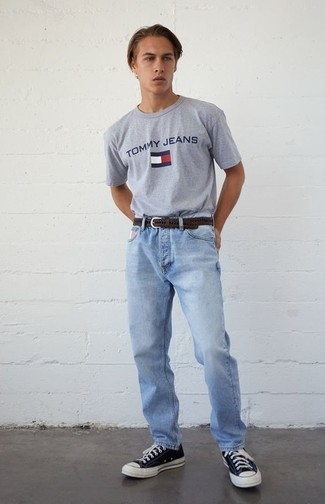 Как носить джинсы с низкими кедами подросткам мужчине в стиле кэжуал: Серая футболка с круглым вырезом с принтом и джинсы — прекрасный ансамбль для активного выходного дня. В паре с этим луком наиболее выгодно будут выглядеть низкие кеды.