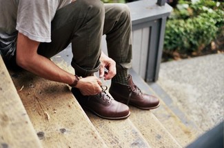 Модный лук: серая футболка с круглым вырезом, оливковые брюки чинос, коричневые кожаные повседневные ботинки, оливковые носки
