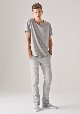 Модный лук: серая футболка с круглым вырезом, серые брюки чинос, серые слипоны