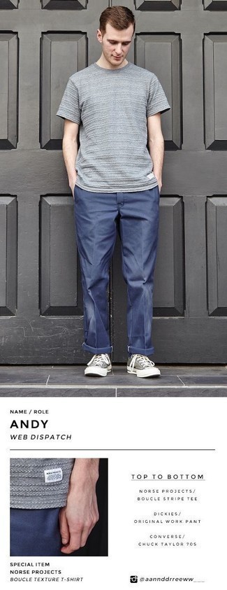 С чем носить серые низкие кеды мужчине: Серая футболка с круглым вырезом в сочетании с синими брюками чинос позволит подчеркнуть твой индивидуальный стиль и выигрышно выделиться из общей массы. Пара серых низких кед легко интегрируется в этот лук.