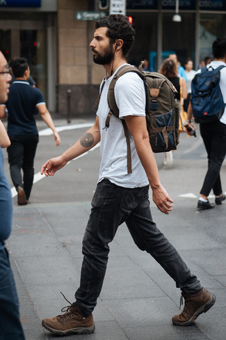 Какие футболки носить с темно-серыми джинсами мужчине лето: Футболка и темно-серые джинсы позволят создать нескучный и стильный образ. Любители экспериментов могут завершить лук коричневыми кожаными рабочими ботинками, тем самым добавив в него немного элегантности. Такое сочетание обеспечит комфорт и удобство в зной.