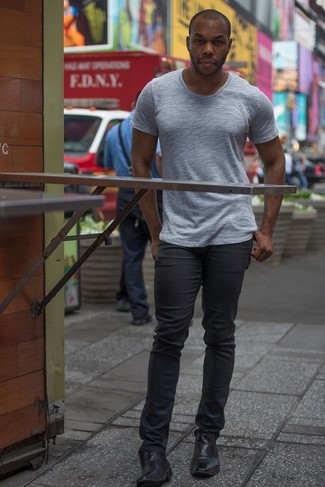 Модный лук: серая футболка с круглым вырезом, темно-серые джинсы, черные кожаные ботинки челси