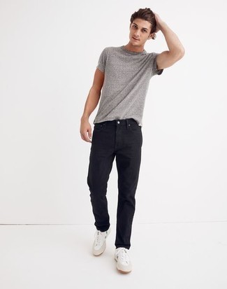 Как носить джинсы с низкими кедами мужчине в жару: Стильное сочетание серой футболки с круглым вырезом и джинсов поможет подчеркнуть твой индивидуальный стиль и выделиться из общей массы. Низкие кеды — идеальный выбор, чтобы дополнить лук.