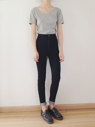 Модный лук: серая футболка с круглым вырезом, черные джинсы скинни, черные кожаные монки с двумя ремешками