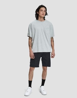 Модный лук: серая футболка с круглым вырезом, черные шорты, белые кожаные низкие кеды, черные носки