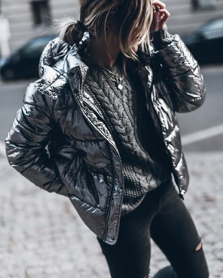 С чем носить серебряную куртку женщине в спортивном стиле: Серебряная куртка и черные рваные джинсы скинни помогут создать несложный и практичный лук для выходного в парке или шоппинга.