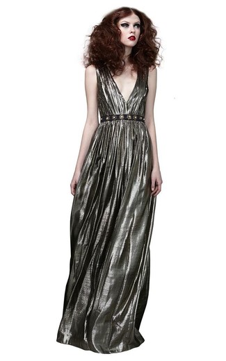С чем носить серебряное платье со складками: Ты будешь выглядеть выше всяких похвал в серебряном платье со складками.