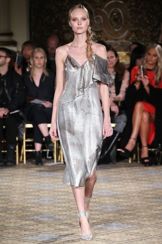 Модный лук: серебряное платье-комбинация, серебряные кожаные босоножки на каблуке