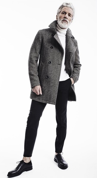 С чем носить темно-серое длинное пальто за 40 лет в холод в стиле смарт-кэжуал: Если ты принадлежишь к той немногочисленной группе джентльменов, способных неплохо ориентироваться в том, что стильно, а что нет, тебе понравится образ из темно-серого длинного пальто и черных брюк чинос. Любители модных экспериментов могут завершить ансамбль черными кожаными оксфордами, тем самым добавив в него чуточку изысканности.