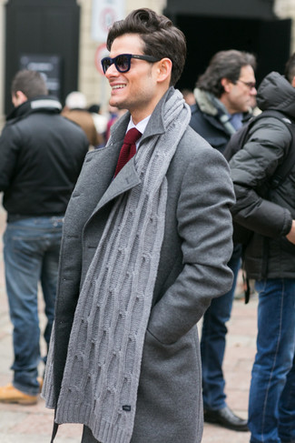 С чем носить вязаный шарф в 30 лет мужчине в прохладную погоду в деловом стиле: Если этот день тебе предстоит провести в движении, сочетание серого длинного пальто и вязаного шарфа поможет составить комфортный образ в стиле кэжуал.