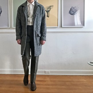 Какие длинные пальто носить с темно-серыми классическими брюками в 30 лет в прохладную погоду: Любой парень будет выглядеть несравненно в длинном пальто и темно-серых классических брюках. Тебе нравятся смелые решения? Заверши свой лук темно-коричневыми кожаными ботинками челси.