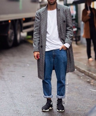 Какие длинные пальто носить с темно-синими джинсами в 30 лет в прохладную погоду в стиле кэжуал: Сочетание длинного пальто и темно-синих джинсов — прекрасный пример непринужденного офисного стиля для джентльменов. Такой лук несложно приспособить к повседневным делам, если надеть в паре с ним черные кроссовки.