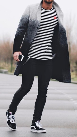 Какие джинсы носить с черными высокими кедами мужчине в теплую погоду: Образ из серого омбре длинного пальто и джинсов в мужском ансамбле поможет добиться ощущения "элегантной свободы". Если подобный лук кажется тебе слишком дерзким, сбалансируй его черными высокими кедами.