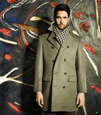 С чем носить серое длинное пальто в холод в деловом стиле: Серое длинное пальто — великолепный пример строгого мужского стиля.