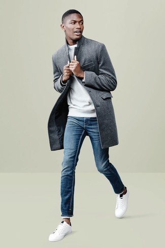 Как носить синие джинсы с серым длинным пальто в прохладную погоду в стиле смарт-кэжуал: Комбо из серого длинного пальто и синих джинсов поможет выразить твою индивидуальность и выгодно выделиться из общей массы. Такой ансамбль легко приспособить к повседневным делам, если надеть в сочетании с ним бело-черные низкие кеды из плотной ткани.