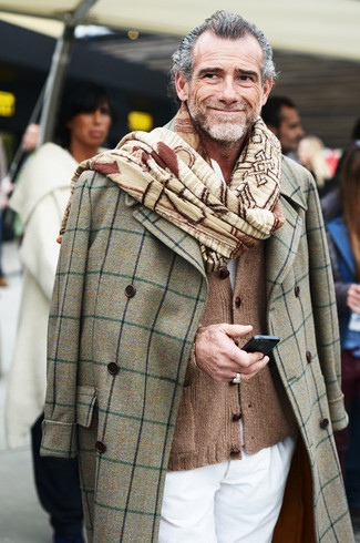 С чем носить светло-коричневый шарф за 50 лет мужчине в прохладную погоду: Серое длинное пальто в шотландскую клетку и светло-коричневый шарф — отличное решение для джентльменов, которые постоянно в движении.