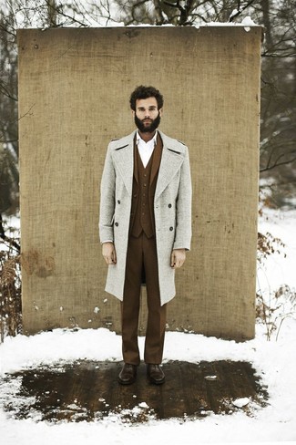 Модный лук: серое длинное пальто, коричневый шерстяной костюм-тройка, белая классическая рубашка, коричневые кожаные оксфорды