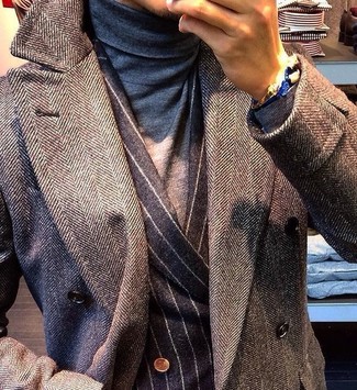 С чем носить двубортный пиджак мужчине в прохладную погоду: Сочетание двубортного пиджака и серого длинного пальто с узором "в ёлочку" позволит создать стильный и привлекательный лук.