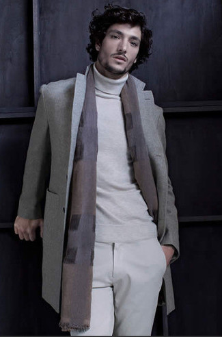 С чем носить серый шарф в 30 лет мужчине: Если ты ценишь удобство и практичность, серое длинное пальто и серый шарф — превосходный выбор для модного мужского лука на каждый день.