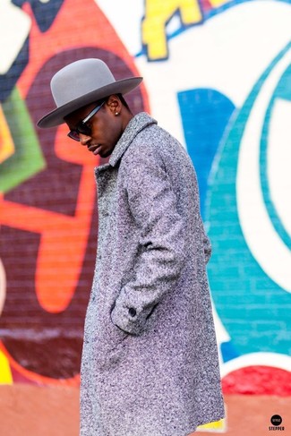 С чем носить шляпу мужчине в холод: Серое длинное пальто и шляпа — стильный выбор парней, которые всегда в движении.
