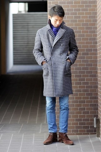 С чем носить темно-серое длинное пальто с узором "гусиные лапки" в 30 лет: Сочетание темно-серого длинного пальто с узором "гусиные лапки" и синих джинсов позволит воплотить в твоем ансамбле городской стиль современного мужчины. В паре с этим луком наиболее выигрышно будут выглядеть темно-коричневые замшевые ботинки дезерты.