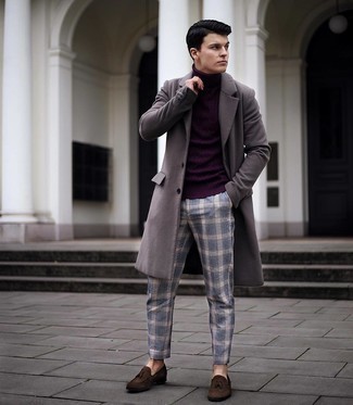 С чем носить пурпурный свитер мужчине: Образ из пурпурного свитера и синих брюк чинос в шотландскую клетку позволит создать необычный мужской лук в повседневном стиле. Завершив лук темно-коричневыми замшевыми лоферами с кисточками, можно получить занятный результат.