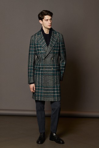 Модный лук: серое длинное пальто в шотландскую клетку, темно-серые классические брюки, черные кожаные классические ботинки, черный шарф