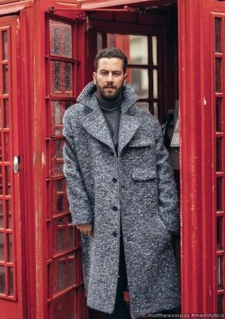 Как носить темно-серую водолазку с серым пиджаком мужчине в прохладную погоду: Сочетание серого пиджака и темно-серой водолазки поможет создать выразительный мужской образ.