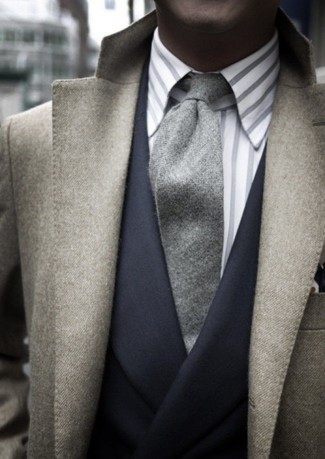 С чем носить серый шерстяной галстук в 30 лет мужчине в деловом стиле: Несмотря на то, что это довольно-таки консервативный образ, тандем серого длинного пальто и серого шерстяного галстука является неизменным выбором стильных молодых людей, непременно пленяя при этом дамские сердца.