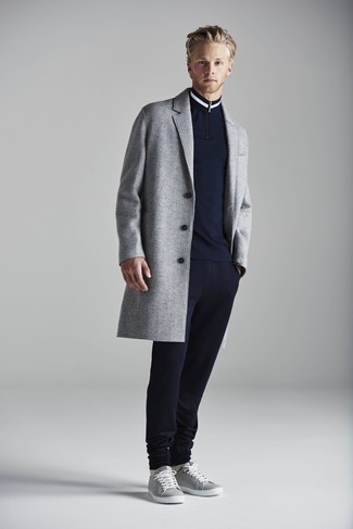 С чем носить серое длинное пальто: Если в одежде ты ценишь комфорт и практичность, обрати внимание на такое сочетание серого длинного пальто и темно-синих спортивных штанов. Любишь дерзкие сочетания? Можешь завершить свой лук серыми низкими кедами.
