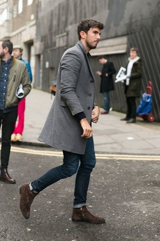 Какие джинсы носить с коричневыми повседневными ботинками мужчине в холод в стиле смарт-кэжуал: Серое длинное пальто и джинсы — классное решение для встреч с дресс-кодом смарт-кэжуал. Пара коричневых повседневных ботинок идеально гармонирует с остальными элементами ансамбля.