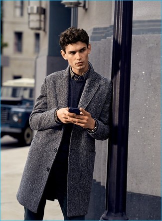 С чем носить серое длинное пальто: Серое длинное пальто и темно-синие джинсы — идеальный выбор для приверженцев дресс-кода smart casual.